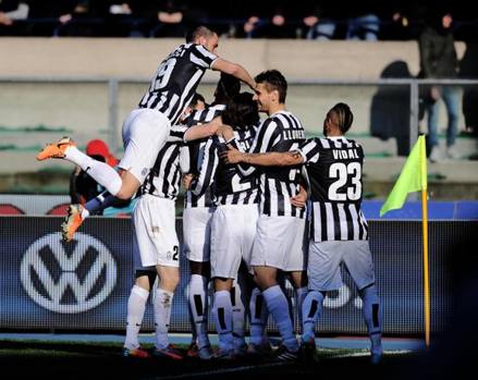 Tevez segna, tutti addosso a Carlitos sommerso dall'affetto dei compagni. Ansa